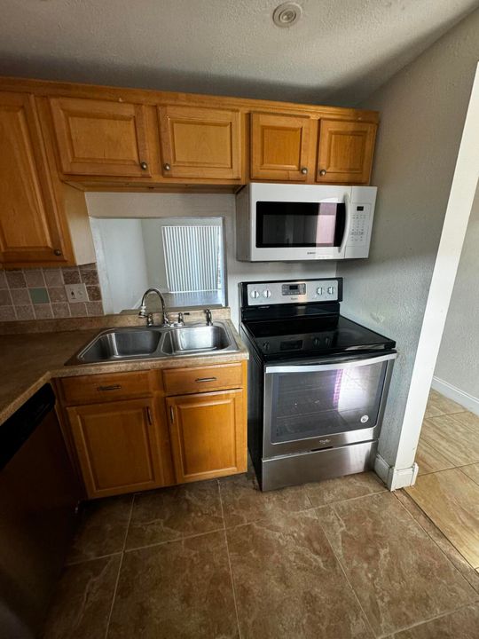 For Sale: $120,000 (1 beds, 1 baths, 735 Square Feet)