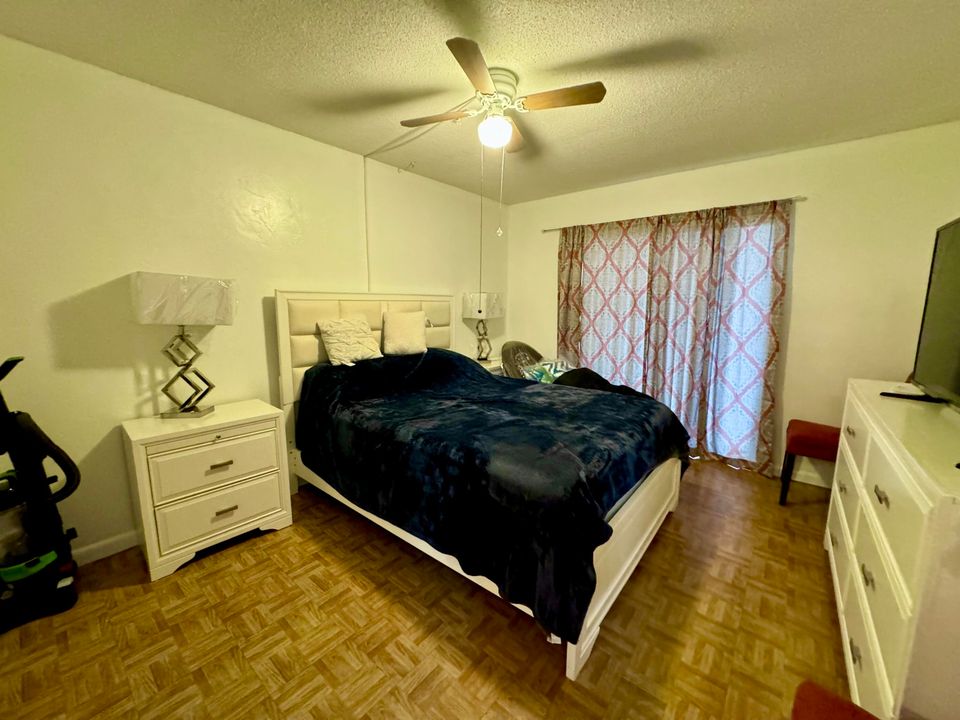 For Sale: $103,000 (1 beds, 1 baths, 774 Square Feet)