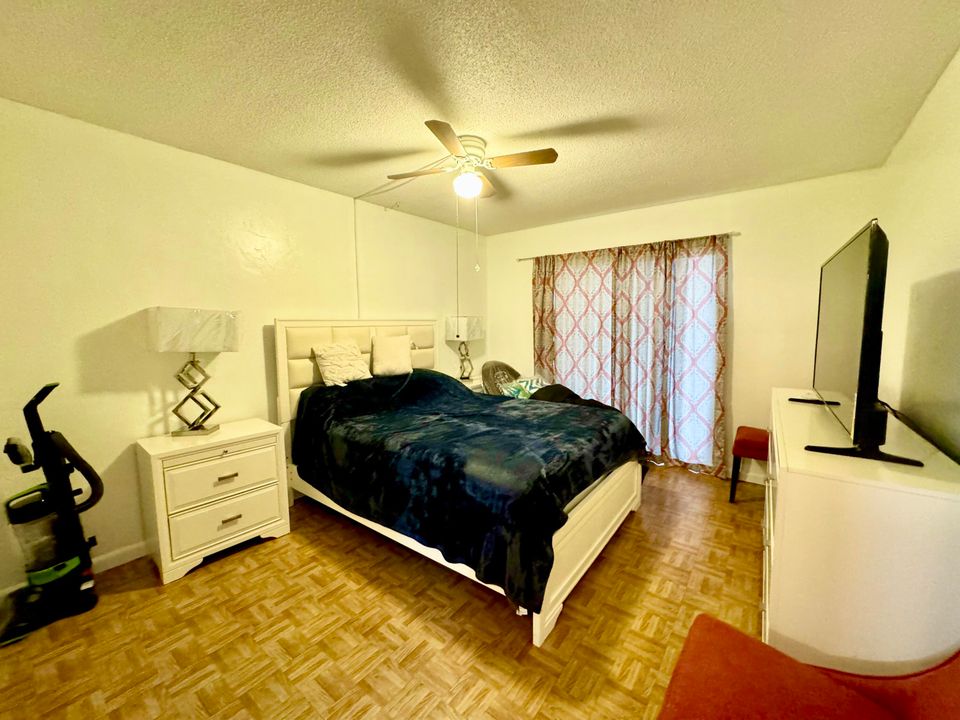 For Sale: $103,000 (1 beds, 1 baths, 774 Square Feet)