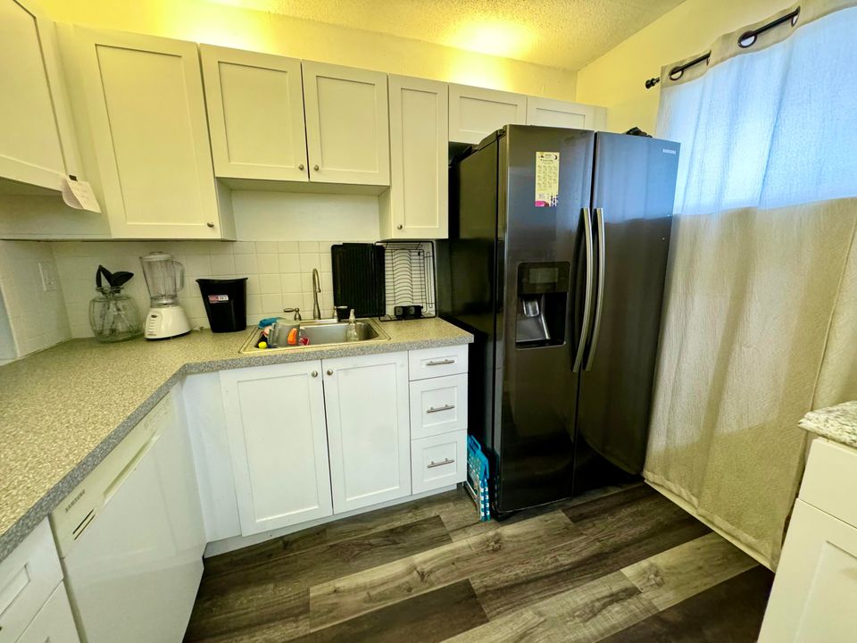 For Sale: $103,000 (1 beds, 1 baths, 774 Square Feet)