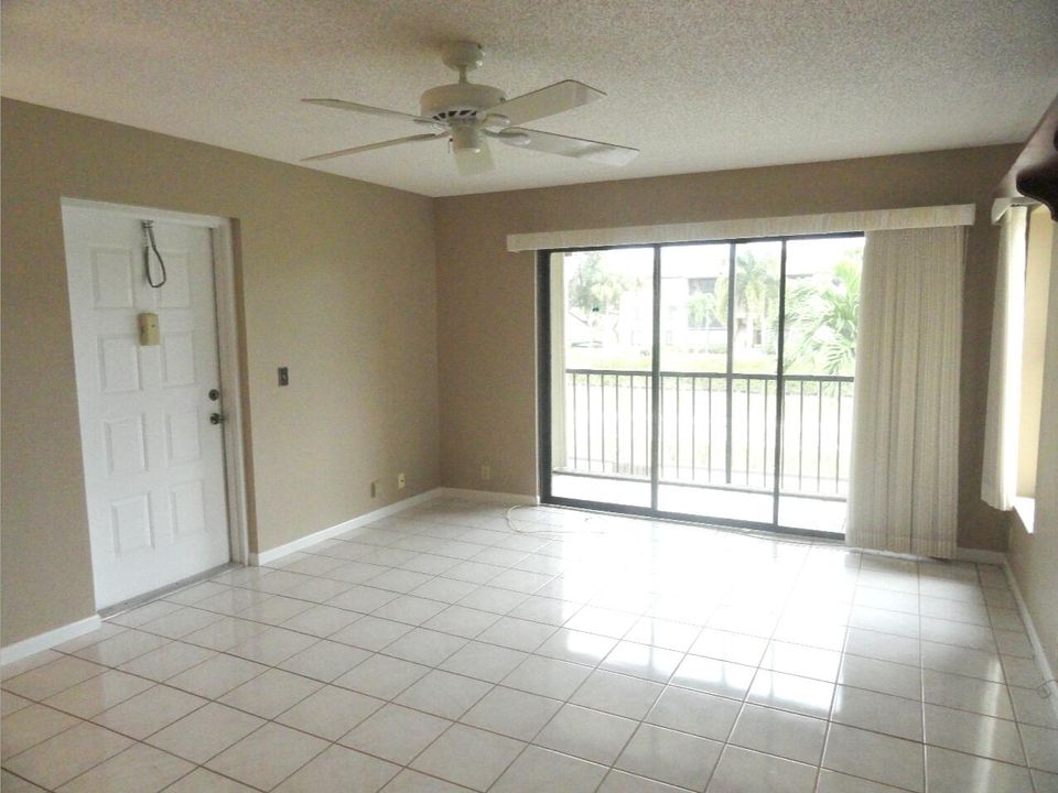 For Sale: $179,500 (2 beds, 2 baths, 1111 Square Feet)