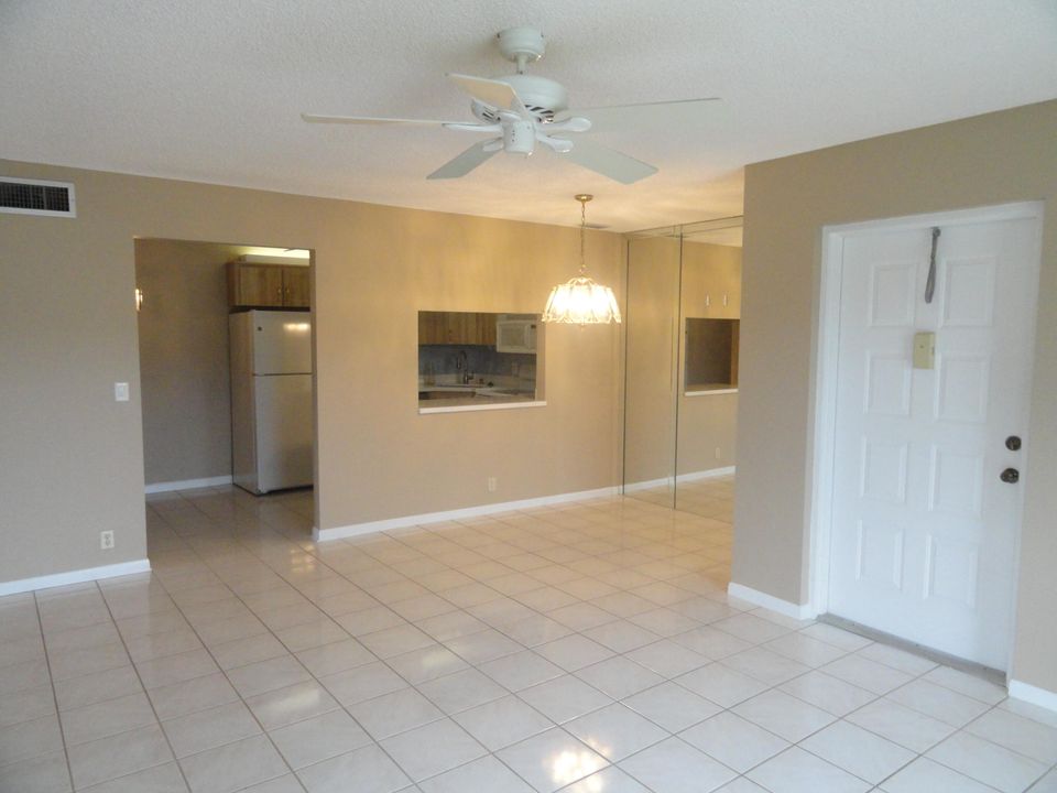 For Sale: $179,500 (2 beds, 2 baths, 1111 Square Feet)