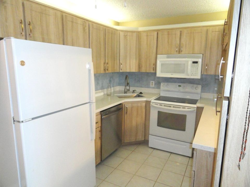 For Sale: $179,500 (2 beds, 2 baths, 1111 Square Feet)