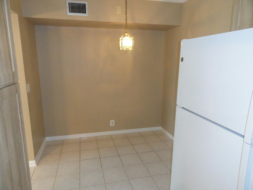 For Sale: $179,500 (2 beds, 2 baths, 1111 Square Feet)