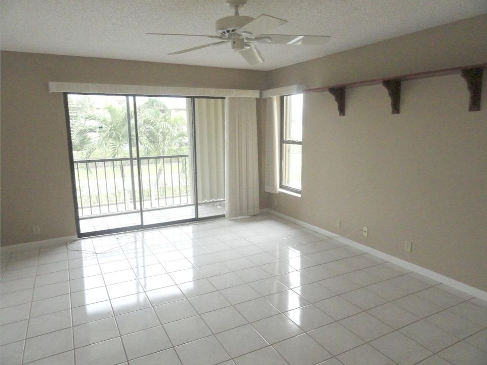 For Sale: $179,500 (2 beds, 2 baths, 1111 Square Feet)