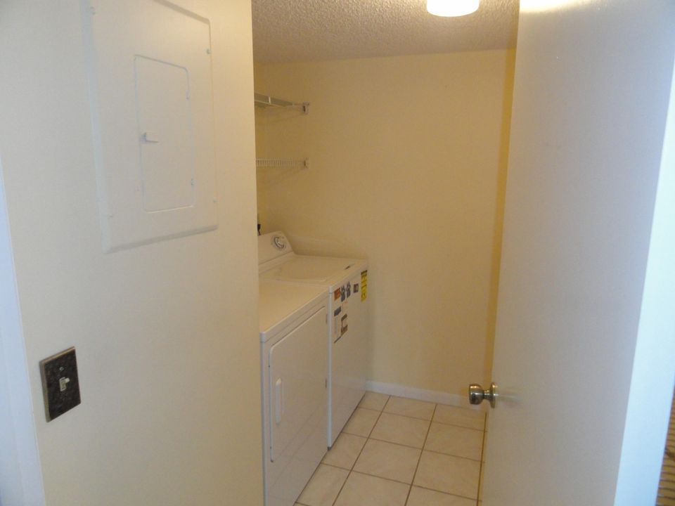 For Sale: $179,500 (2 beds, 2 baths, 1111 Square Feet)