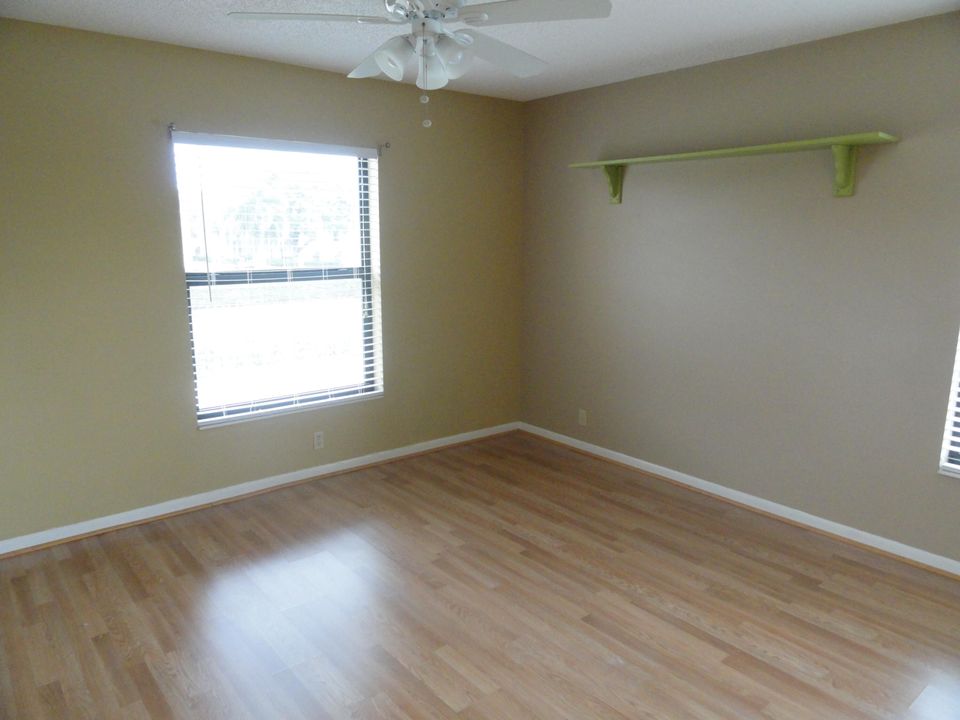 For Sale: $179,500 (2 beds, 2 baths, 1111 Square Feet)