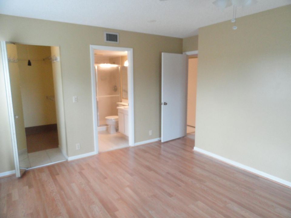 For Sale: $179,500 (2 beds, 2 baths, 1111 Square Feet)