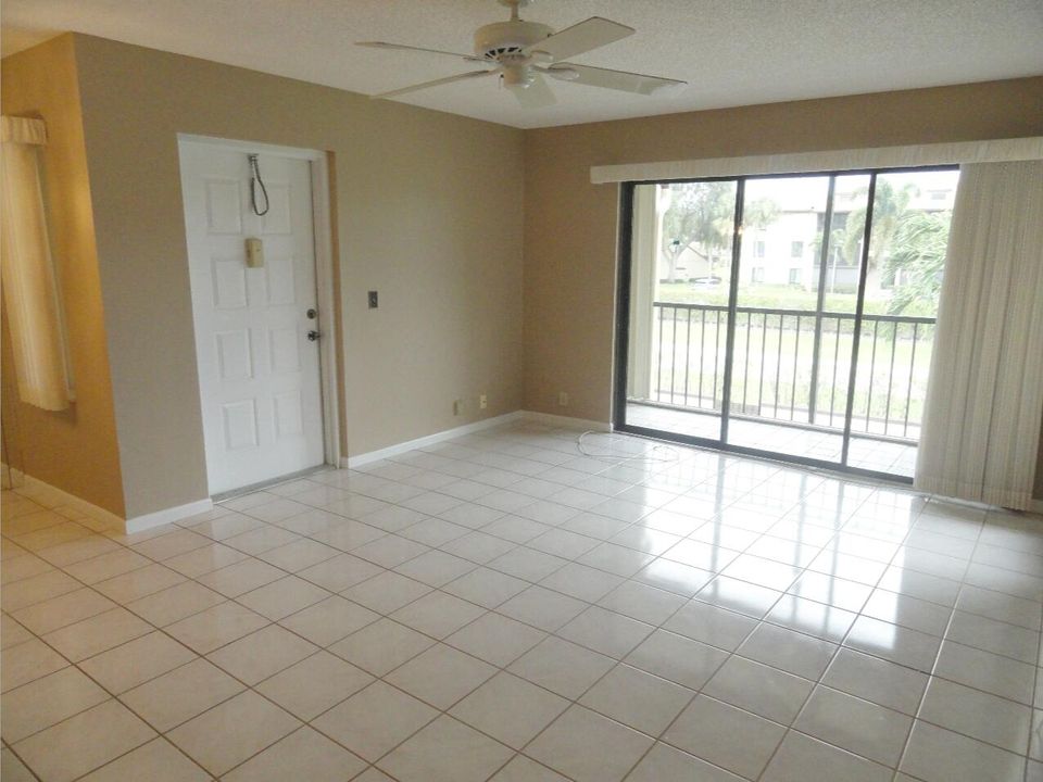 For Sale: $179,500 (2 beds, 2 baths, 1111 Square Feet)