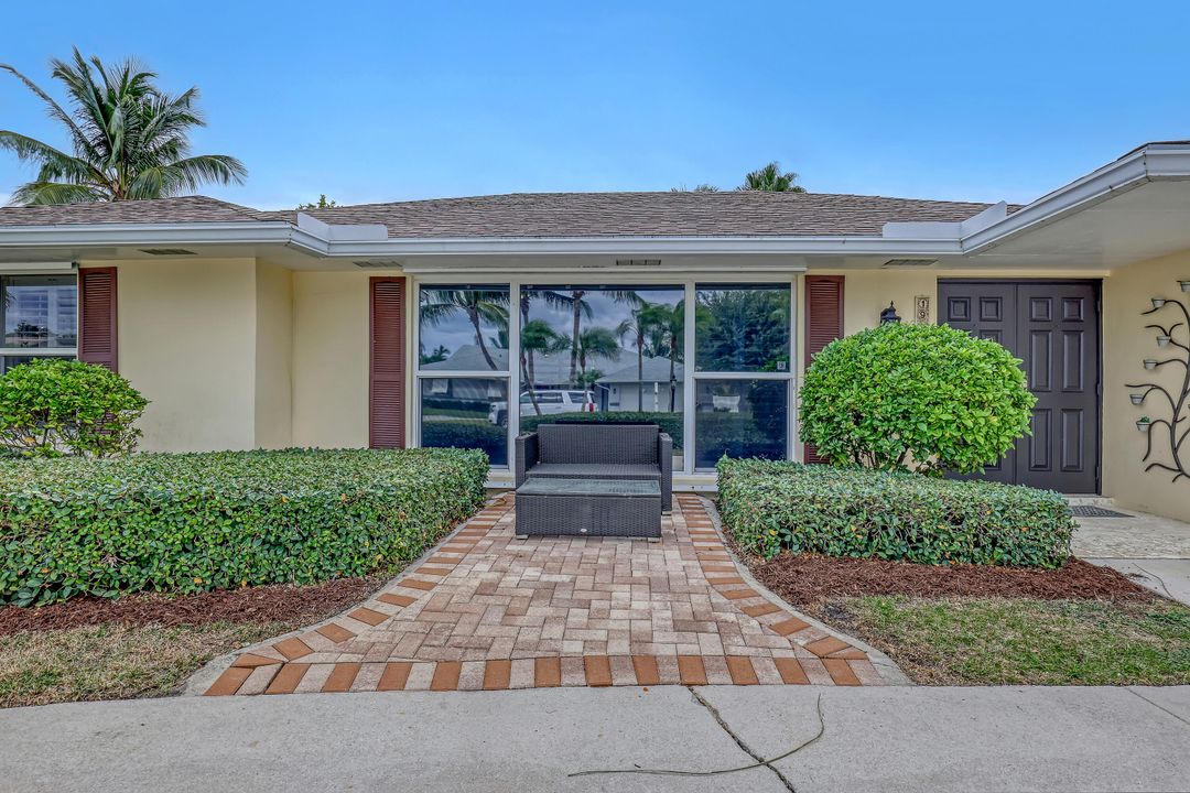 For Sale: $895,000 (4 beds, 2 baths, 2207 Square Feet)