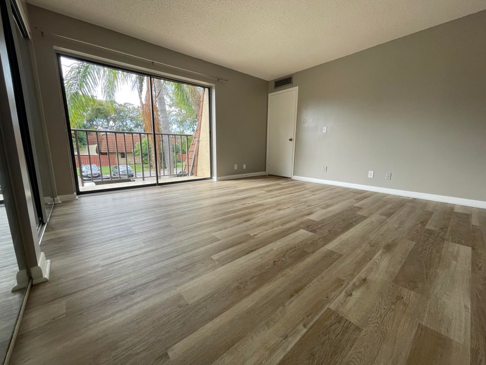 For Rent: $1,900 (2 beds, 2 baths, 1328 Square Feet)