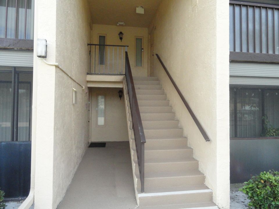 For Sale: $179,500 (2 beds, 2 baths, 1111 Square Feet)