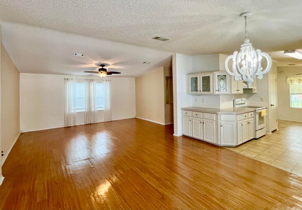 For Sale: $192,900 (2 beds, 2 baths, 1269 Square Feet)