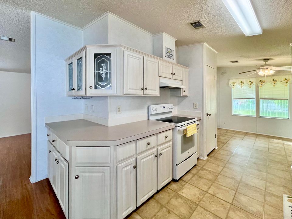 For Sale: $192,900 (2 beds, 2 baths, 1269 Square Feet)