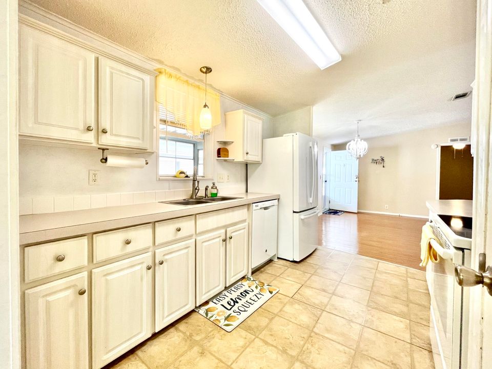 For Sale: $192,900 (2 beds, 2 baths, 1269 Square Feet)