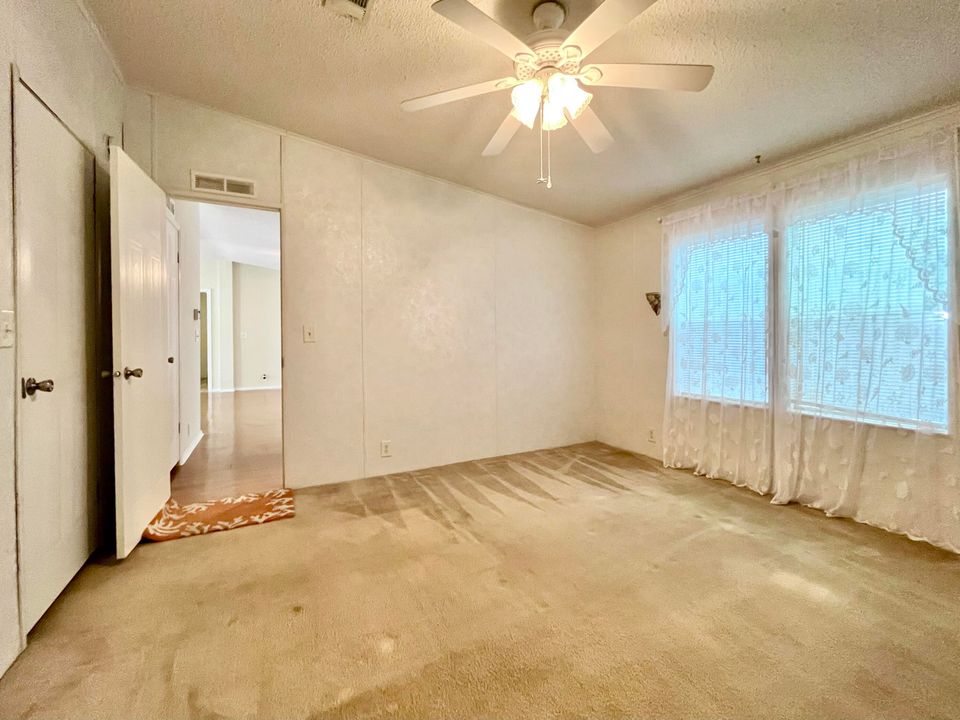 For Sale: $192,900 (2 beds, 2 baths, 1269 Square Feet)