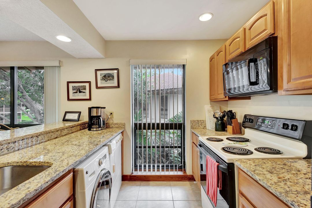 For Sale: $459,000 (2 beds, 2 baths, 1366 Square Feet)