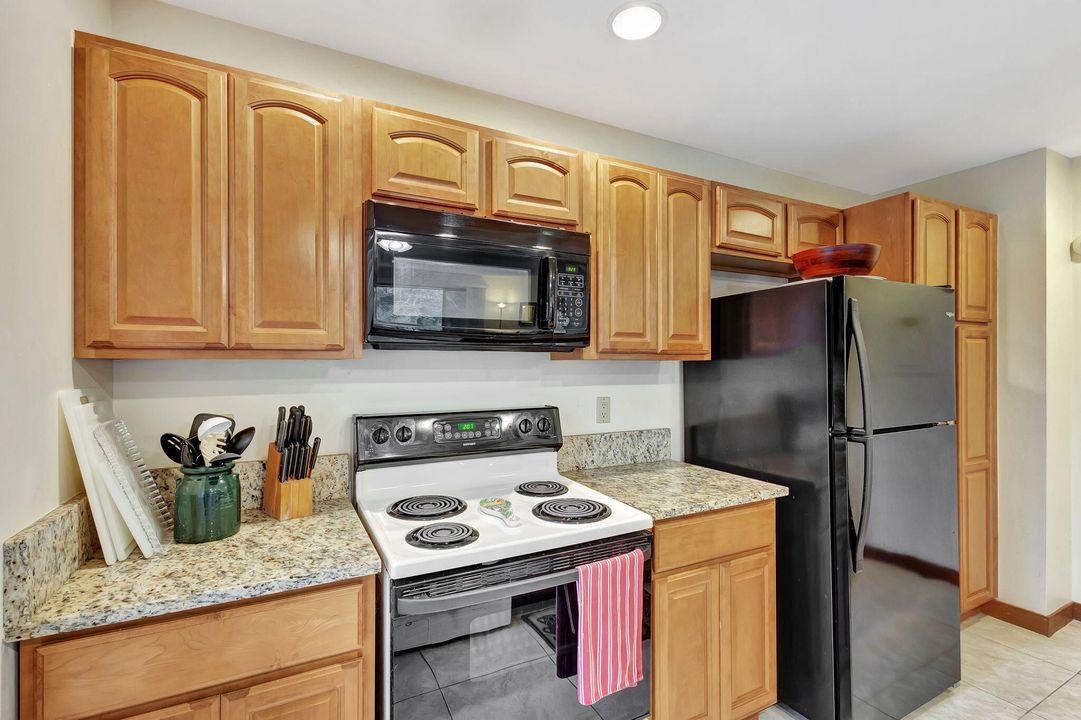 For Sale: $459,000 (2 beds, 2 baths, 1366 Square Feet)