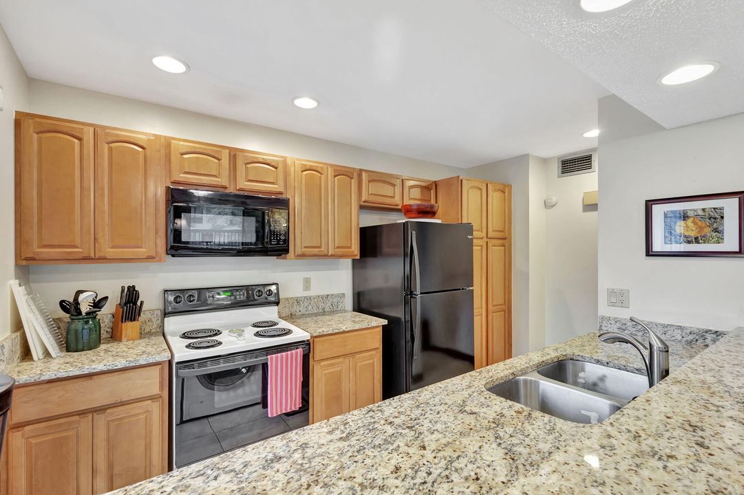 For Sale: $459,000 (2 beds, 2 baths, 1366 Square Feet)