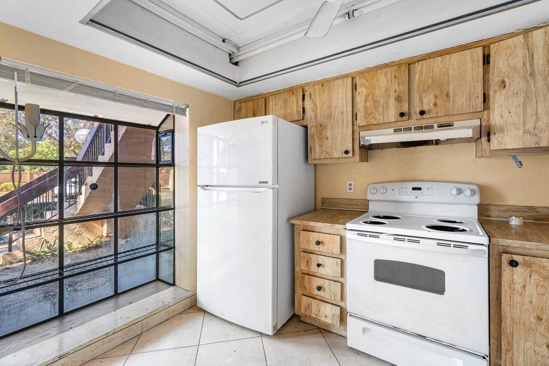 For Sale: $225,000 (2 beds, 2 baths, 1100 Square Feet)