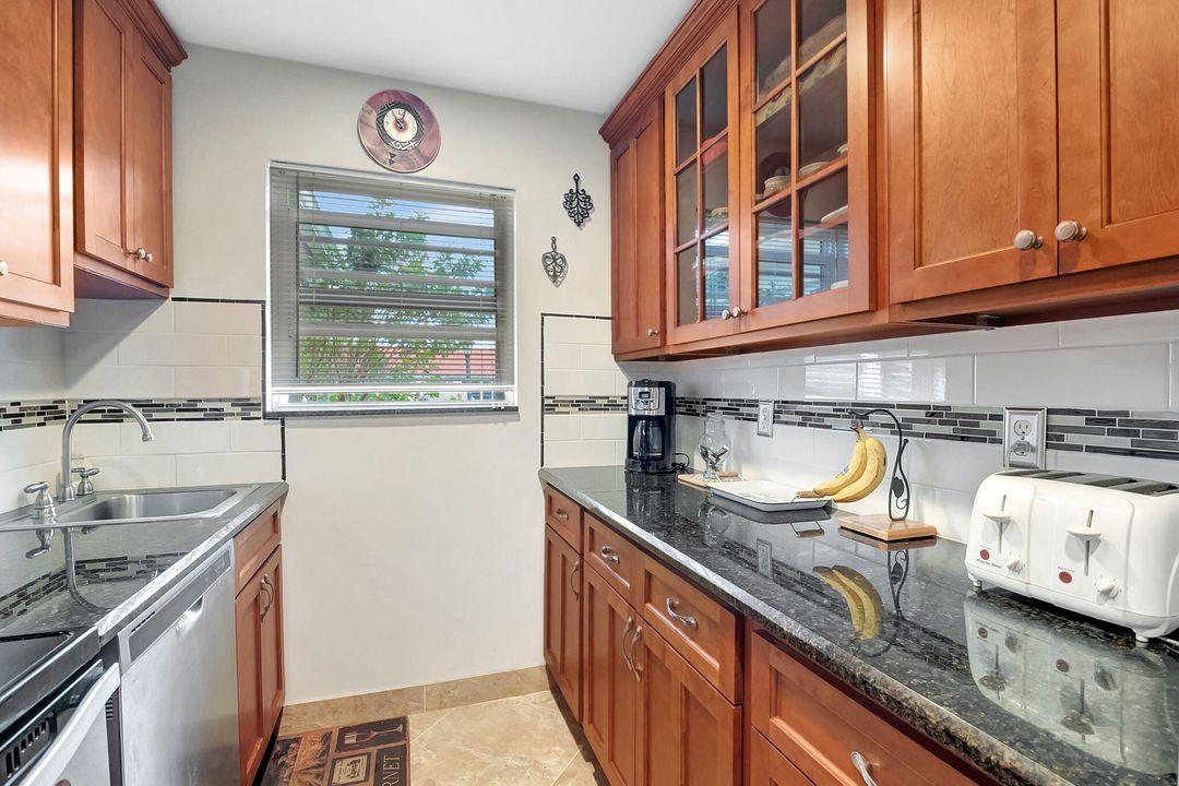 For Sale: $189,900 (1 beds, 2 baths, 1080 Square Feet)