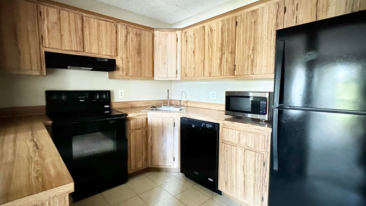 For Rent: $1,900 (2 beds, 2 baths, 1115 Square Feet)