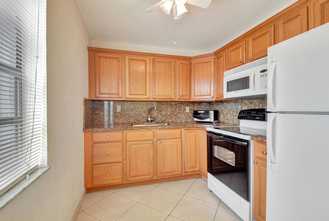 For Sale: $139,900 (2 beds, 2 baths, 907 Square Feet)