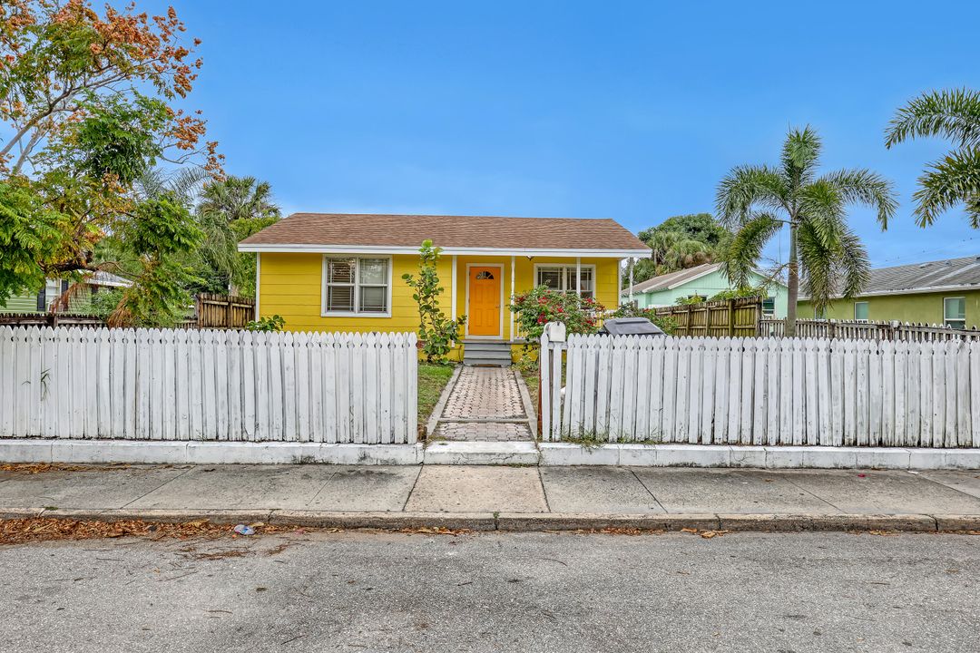 For Sale: $349,000 (2 beds, 1 baths, 778 Square Feet)