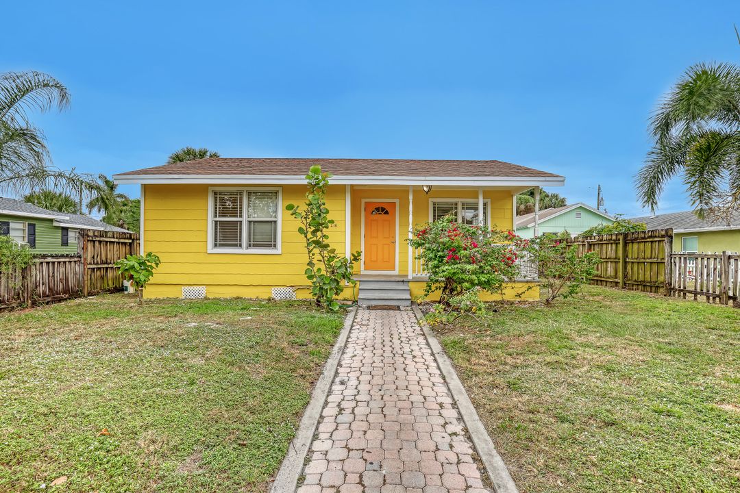 For Sale: $349,000 (2 beds, 1 baths, 778 Square Feet)