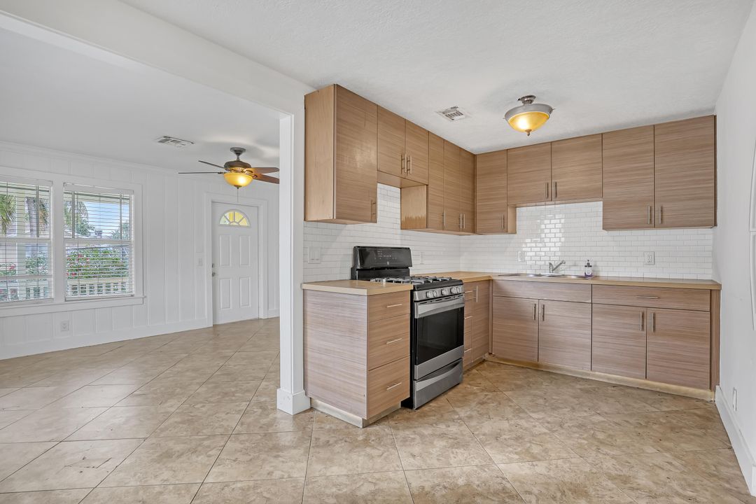 For Sale: $349,000 (2 beds, 1 baths, 778 Square Feet)