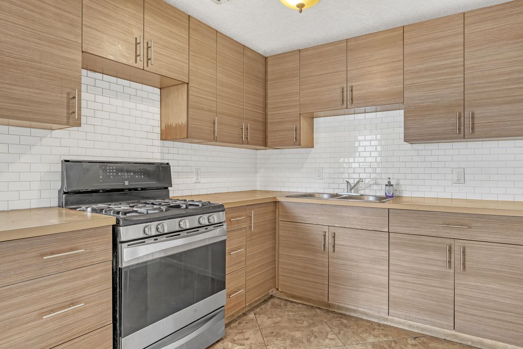 For Sale: $349,000 (2 beds, 1 baths, 778 Square Feet)