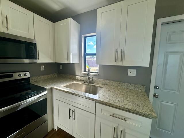 For Sale: $345,000 (3 beds, 1 baths, 864 Square Feet)