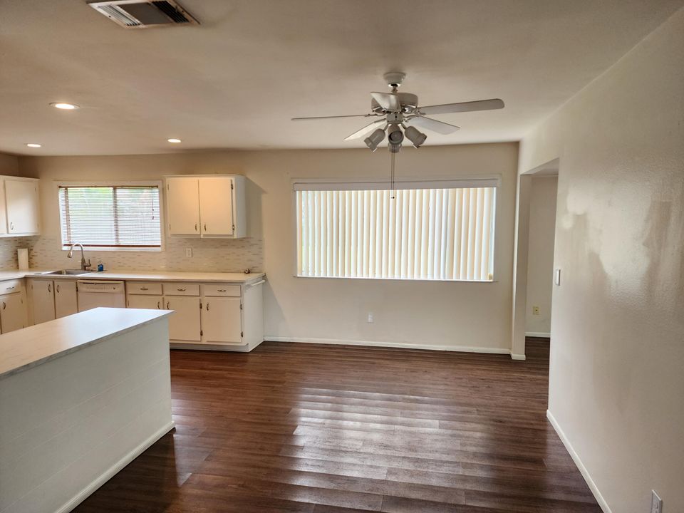 For Sale: $319,900 (2 beds, 2 baths, 1356 Square Feet)