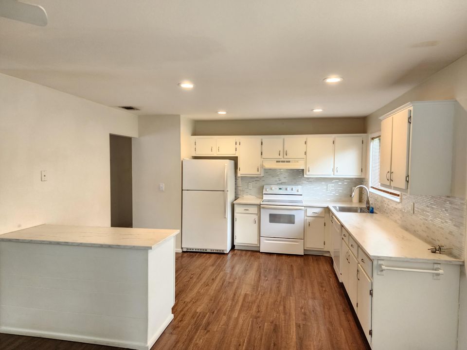 For Sale: $319,900 (2 beds, 2 baths, 1356 Square Feet)