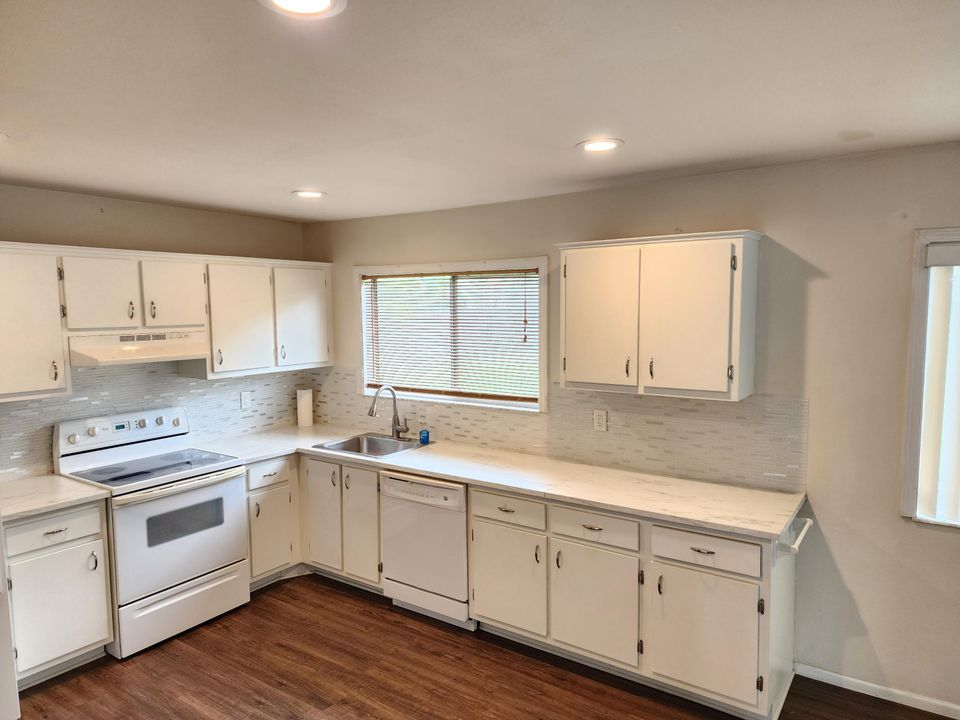 For Sale: $319,900 (2 beds, 2 baths, 1356 Square Feet)