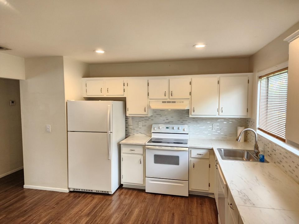 For Sale: $319,900 (2 beds, 2 baths, 1356 Square Feet)