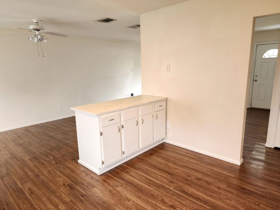 For Sale: $319,900 (2 beds, 2 baths, 1356 Square Feet)