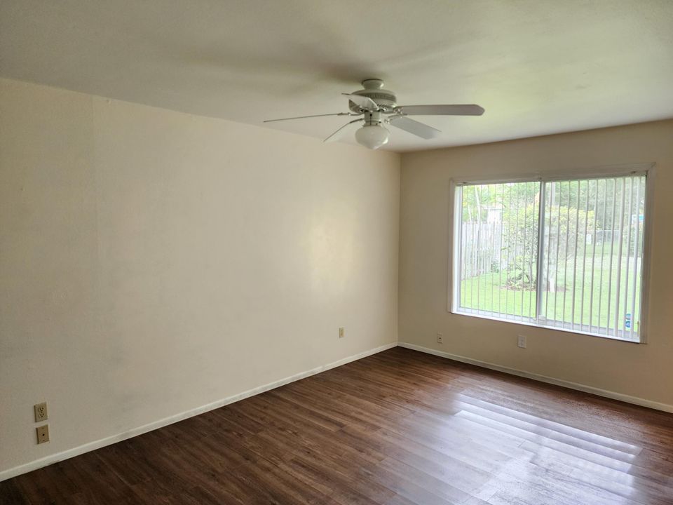 For Sale: $319,900 (2 beds, 2 baths, 1356 Square Feet)