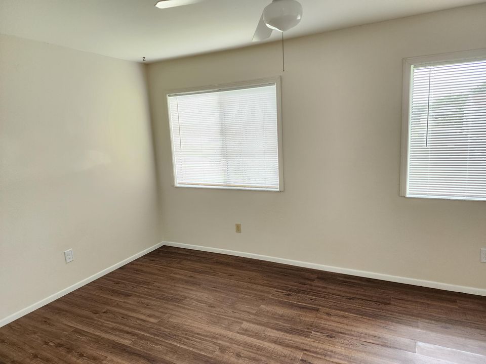 For Sale: $319,900 (2 beds, 2 baths, 1356 Square Feet)