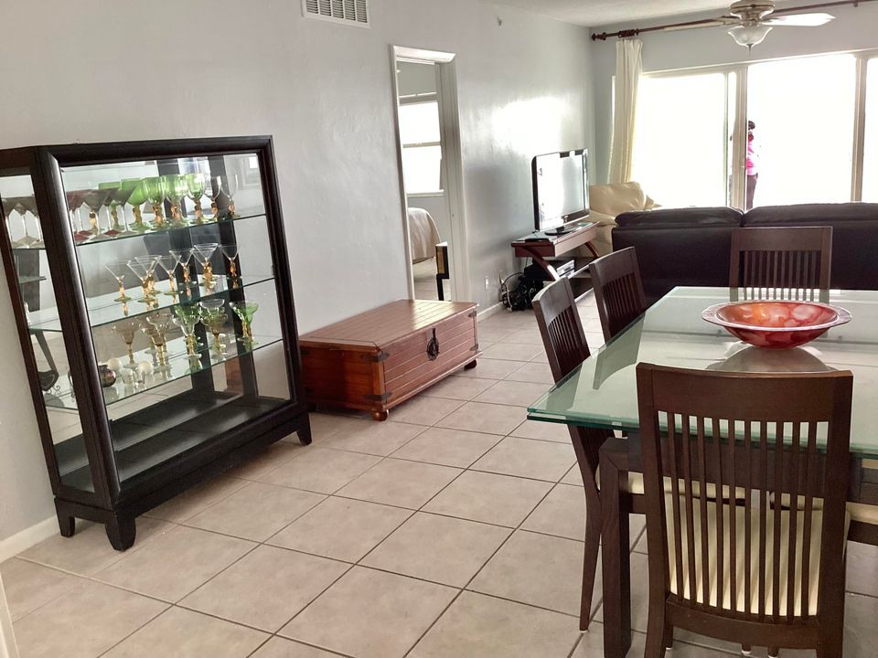 For Rent: $3,500 (2 beds, 2 baths, 988 Square Feet)