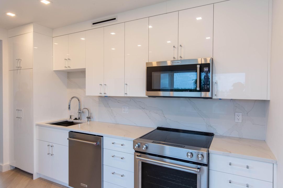 For Sale: $2,195,000 (1 beds, 1 baths, 871 Square Feet)