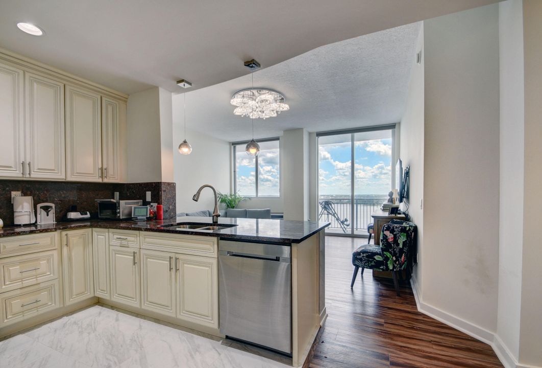 For Sale: $599,000 (2 beds, 2 baths, 1085 Square Feet)