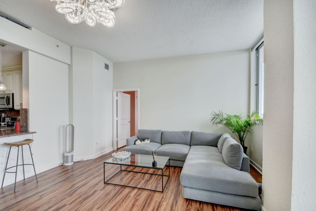 For Sale: $599,000 (2 beds, 2 baths, 1085 Square Feet)