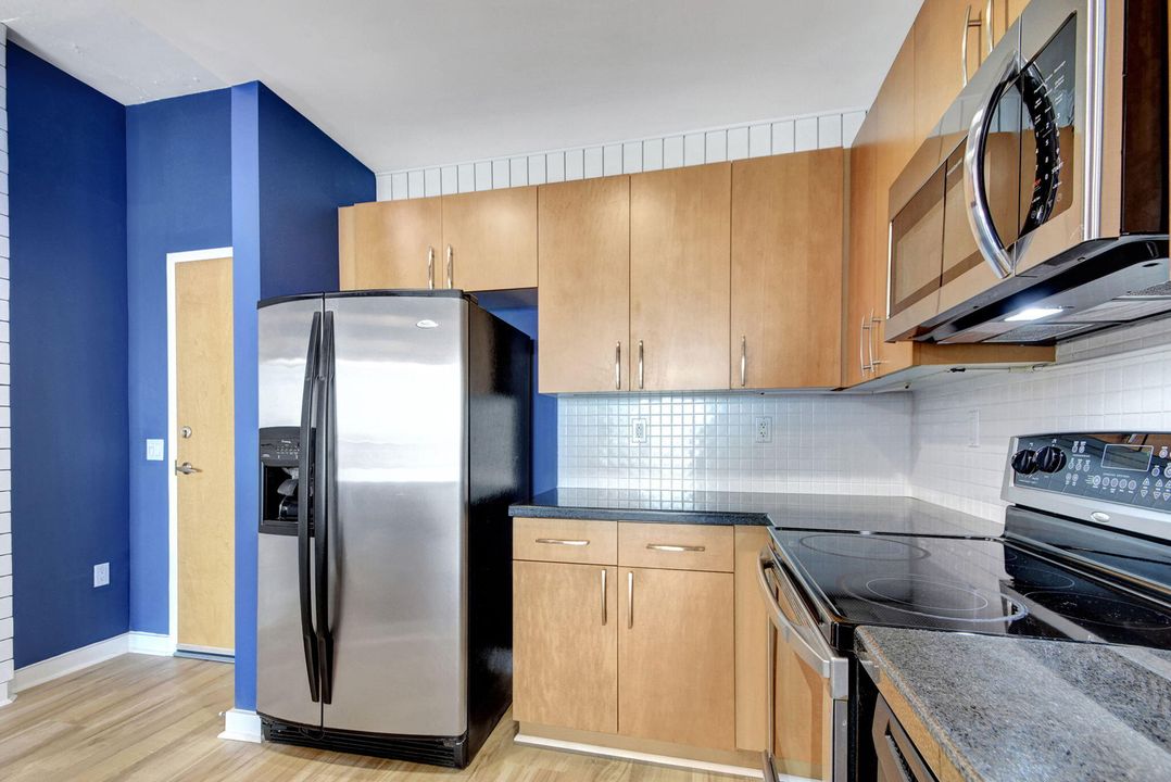 For Rent: $2,400 (1 beds, 1 baths, 774 Square Feet)