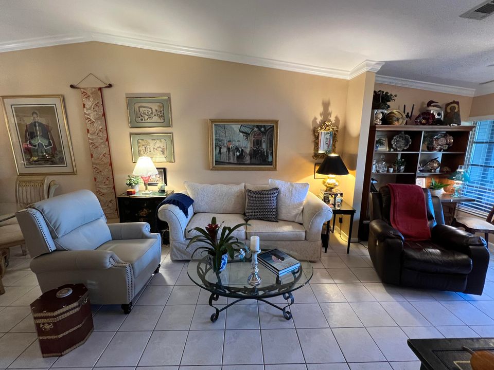 For Sale: $287,000 (2 beds, 2 baths, 863 Square Feet)