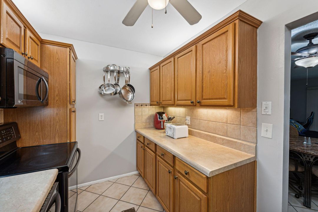 For Sale: $156,000 (2 beds, 2 baths, 812 Square Feet)