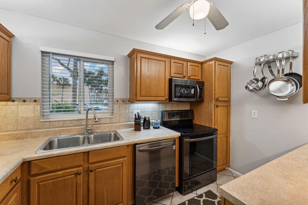 For Sale: $156,000 (2 beds, 2 baths, 812 Square Feet)