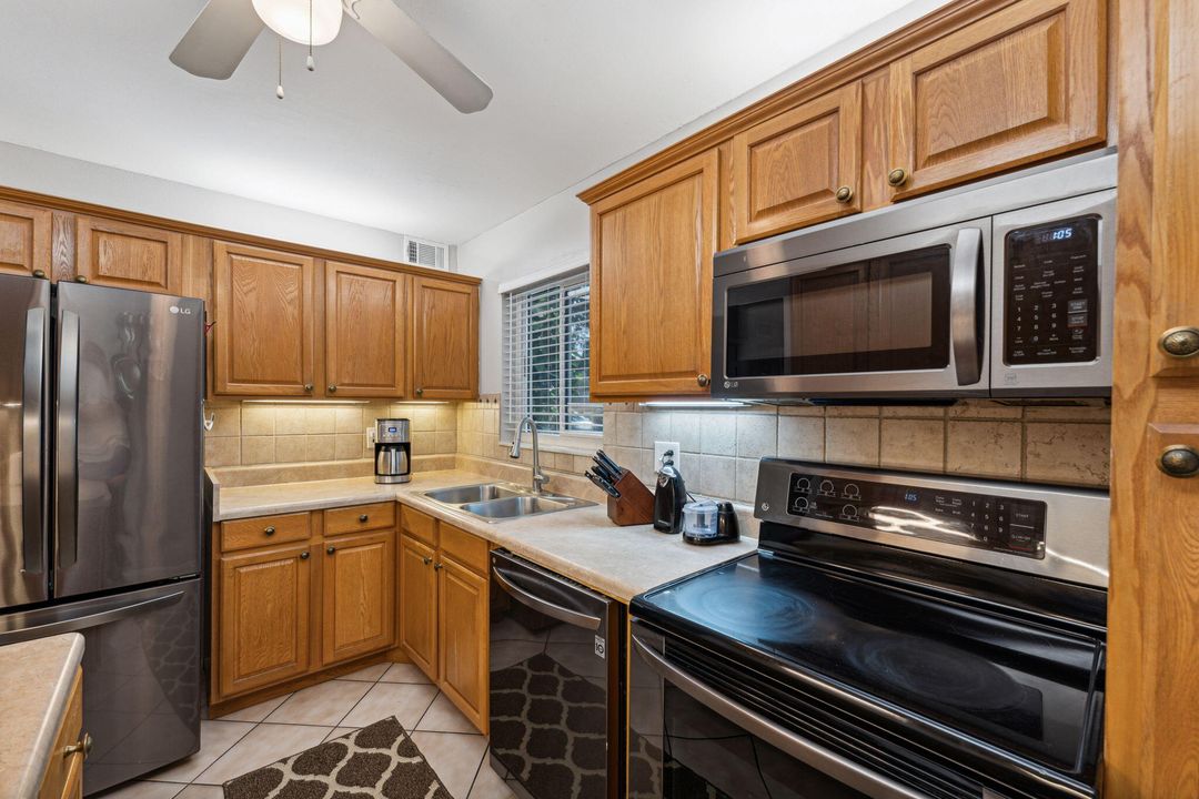 For Sale: $156,000 (2 beds, 2 baths, 812 Square Feet)