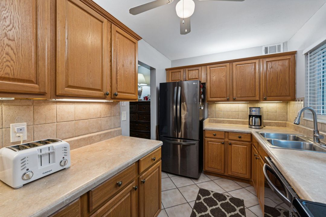 For Sale: $156,000 (2 beds, 2 baths, 812 Square Feet)