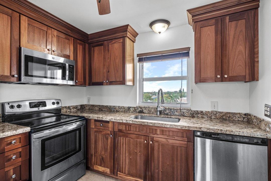 For Sale: $449,000 (2 beds, 2 baths, 1316 Square Feet)